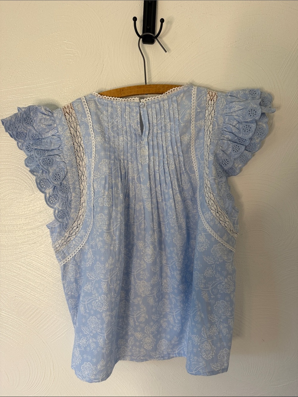 Jennifer Grace 100% Cotton Sleeveless Eyelet Lace Trim Blue Floral Top. Medium. - Picture 6 of 9